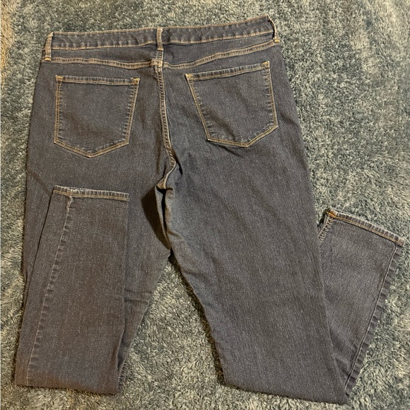 Old Navy Denim - 🌼3/$25🌼LIKE NEW Old Navy Super Skinny Women’s Mid-Rise 18 Dark Wash Jean